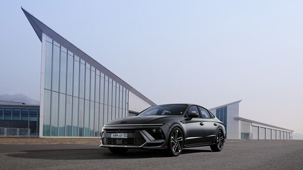 Hyundai SONATA, Жақсартылған аэродинамикаға аса назар аудара отырып, спорттық стильде жасалған алдыңғы және артқы ба