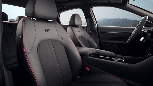 Hyundai SONATA, Сәнделген қызыл тігісі бар орындықтар мен руль дөңгелегі.