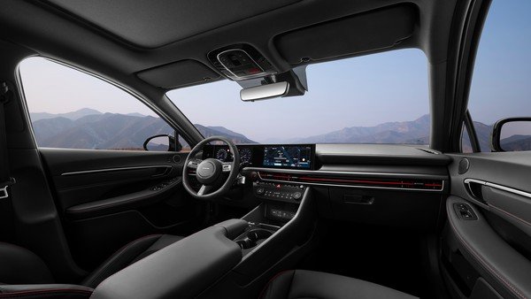 Hyundai SONATA, Орталық ауа өткізгішінің қызыл екпін элементтері.