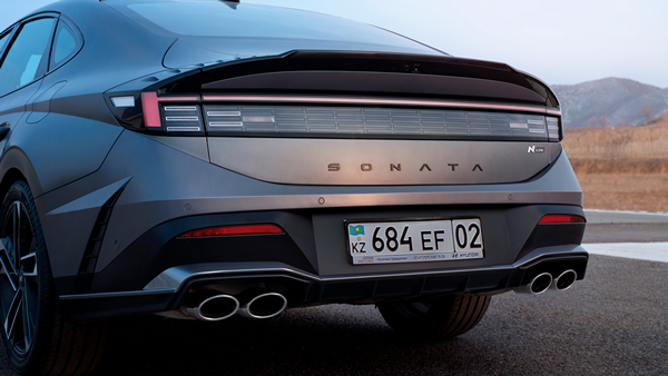 Hyundai SONATA, Жоғары жылдамдықта аэродинамикалық тұрақтылықты арттыратын жүксалғыш қақпағындағы спойлер.